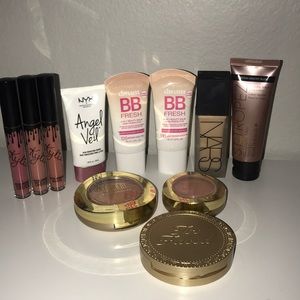 Bundle of makeup & brushes